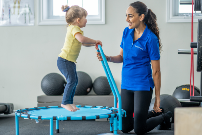 Este blog post irá destacar a importância do fisioterapeuta no desenvolvimento de habilidades motoras, melhora da comunicação e interação social dessas crianças.