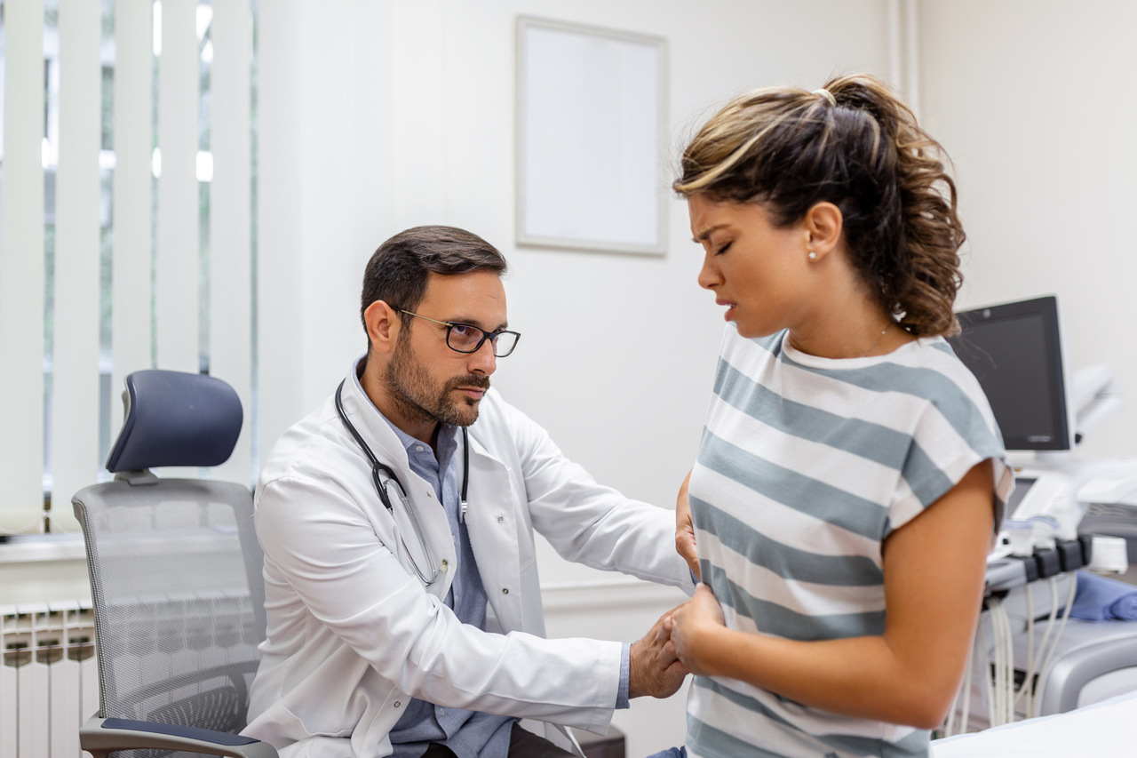 patient-telling-physician-about-her-pain-health-problems-during-visit-hospital-young-woman-complaining-about-back-kidney-ache-while-sitting-examination-bed-doctor-s-office_Easy-Resize.com